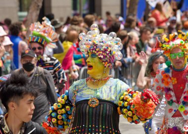 San Francisco, CA - 26 Haziran 2022: Tanımlanamayan katılımcılar San Francisco Gay Onur Yürüyüşü 'nde kutlama yapıyorlar. Bu yılın teması, Aşk bizi bir arada tutacak..