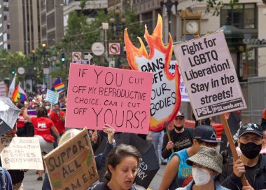 San Francisco, CA - 26 Haziran 2022: Tanımlanamayan katılımcılar San Francisco Gay Onur Yürüyüşü 'nde kutlama yapıyorlar. Bu yılın teması, Aşk bizi bir arada tutacak..
