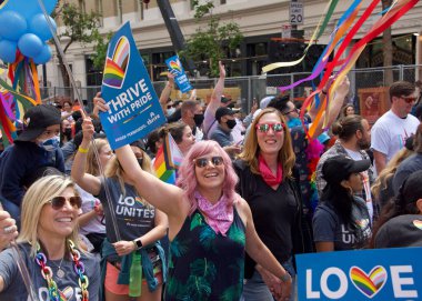 San Francisco, CA - 26 Haziran 2022: Tanımlanamayan katılımcılar San Francisco Gay Onur Yürüyüşü 'nde kutlama yapıyorlar. Bu yılın teması, Aşk bizi bir arada tutacak..