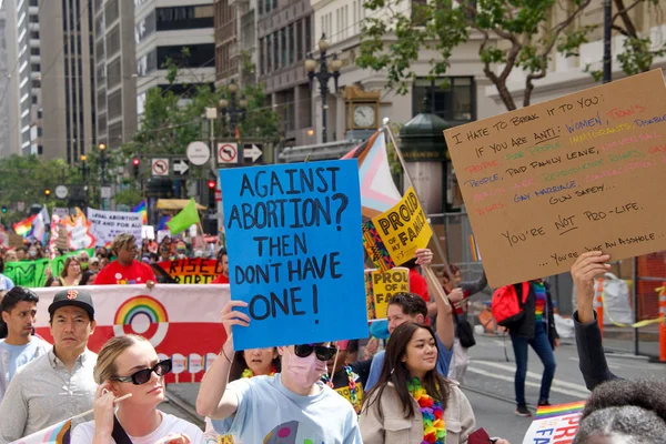 San Francisco, CA - 26 Haziran 2022: Tanımlanamayan katılımcılar San Francisco Gay Onur Yürüyüşü 'nde kutlama yapıyorlar. Bu yılın teması, Aşk bizi bir arada tutacak..