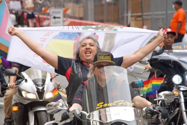 San Francisco, CA - 26 Haziran 2022: Tanımlanamayan katılımcılar San Francisco Gay Onur Yürüyüşü 'nde kutlama yapıyorlar. Bu yılın teması, Aşk bizi bir arada tutacak..