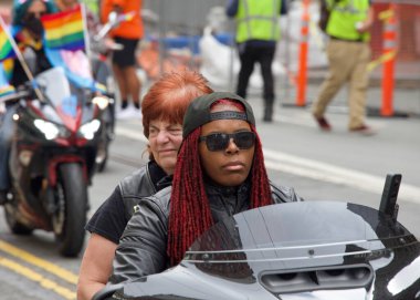 San Francisco, CA - 26 Haziran 2022: Tanımlanamayan katılımcılar San Francisco Gay Onur Yürüyüşü 'nde kutlama yapıyorlar. Bu yılın teması, Aşk bizi bir arada tutacak..