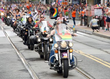 San Francisco, CA - 26 Haziran 2022: Tanımlanamayan katılımcılar San Francisco Gay Onur Yürüyüşü 'nde kutlama yapıyorlar. Bu yılın teması, Aşk bizi bir arada tutacak..