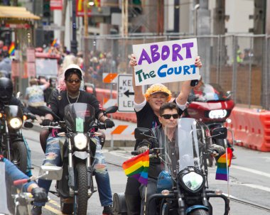 San Francisco, CA - 26 Haziran 2022: Tanımlanamayan katılımcılar San Francisco Gay Onur Yürüyüşü 'nde kutlama yapıyorlar. Bu yılın teması, Aşk bizi bir arada tutacak..