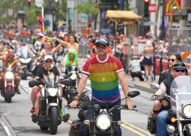 San Francisco, CA - 26 Haziran 2022: Tanımlanamayan katılımcılar San Francisco Gay Onur Yürüyüşü 'nde kutlama yapıyorlar. Bu yılın teması, Aşk bizi bir arada tutacak..