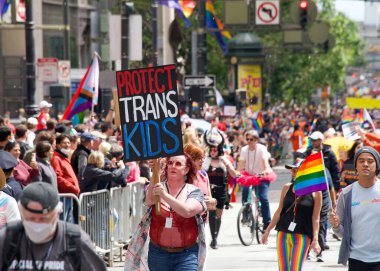 San Francisco, CA - 26 Haziran 2022: Tanımlanamayan katılımcılar San Francisco Gay Onur Yürüyüşü 'nde kutlama yapıyorlar. Bu yılın teması, Aşk bizi bir arada tutacak..