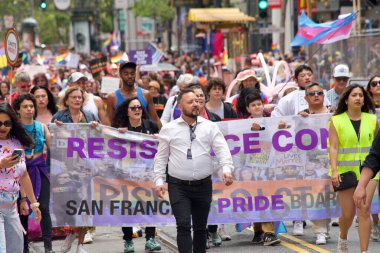 San Francisco, CA - 26 Haziran 2022: Tanımlanamayan katılımcılar San Francisco Gay Onur Yürüyüşü 'nde kutlama yapıyorlar. Bu yılın teması, Aşk bizi bir arada tutacak..
