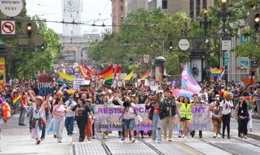 San Francisco, CA - 26 Haziran 2022: Tanımlanamayan katılımcılar San Francisco Gay Onur Yürüyüşü 'nde kutlama yapıyorlar. Bu yılın teması, Aşk bizi bir arada tutacak..