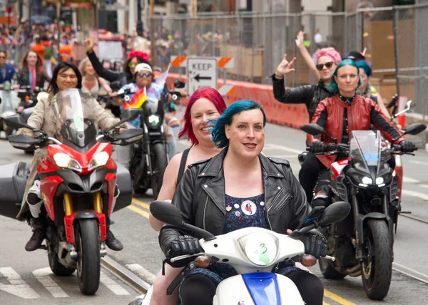 San Francisco, CA - 26 Haziran 2022: Tanımlanamayan katılımcılar San Francisco Gay Onur Yürüyüşü 'nde kutlama yapıyorlar. Bu yılın teması, Aşk bizi bir arada tutacak..