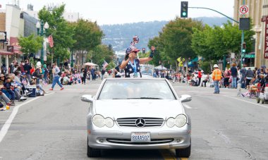 Alameda, CA - 4 Temmuz 2022: Alameda Konseyi Üyesi Trish Herrera Spencer, ülkenin en büyük ve en uzun Bağımsızlık Günü geçit törenlerinden biri olan Alameda 4 Temmuz Geçidi 'ne katıldı..