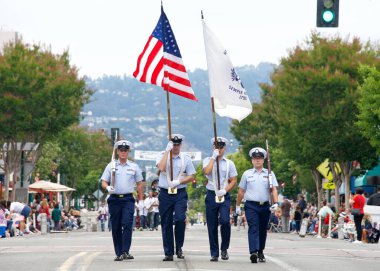 Alameda, CA - 4 Temmuz 2022: Ülkenin en büyük ve en uzun Bağımsızlık Günü geçit törenlerinden biri olan Alameda 4 Temmuz Geçidi katılımcıları.