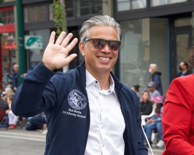 Alameda, CA - 4 Temmuz 2022: Ülkenin en büyük ve en uzun Bağımsızlık Günü geçit törenlerinden biri olan Alameda 4 Temmuz Geçidi 'ne katılan Başsavcı Rob Bonta.