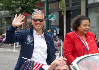 Alameda, CA - 4 Temmuz 2022: Başsavcı Rob Bonta ve meclis. Ülkenin en büyük ve en uzun Bağımsızlık Günü geçit törenlerinden biri olan 4 Temmuz Alameda Geçidi 'ne katılan Mia Bonta.