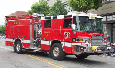 Alameda, CA - 4 Temmuz 2022: Ülkenin en büyük ve en uzun Bağımsızlık Günü geçit törenlerinden biri olan Alameda 4 Temmuz Geçidi katılımcıları.