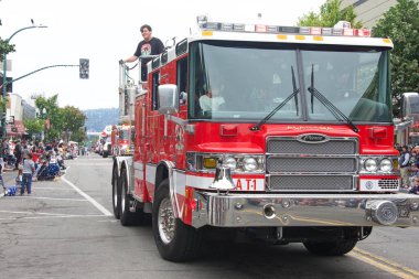 Alameda, CA - 4 Temmuz 2022: Ülkenin en büyük ve en uzun Bağımsızlık Günü geçit törenlerinden biri olan Alameda 4 Temmuz Geçidi katılımcıları.