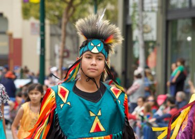 Alameda, CA - 4 Temmuz 2022: Ülkenin en büyük ve en uzun Bağımsızlık Günü geçit törenlerinden biri olan Alameda 4 Temmuz Geçidi katılımcıları.