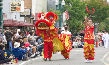 Alameda, CA - 4 Temmuz 2022: Ülkenin en büyük ve en uzun Bağımsızlık Günü geçit törenlerinden biri olan Alameda 4 Temmuz Geçidi katılımcıları.
