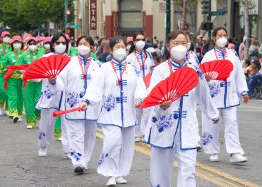 Alameda, CA - 4 Temmuz 2022: Ülkenin en büyük ve en uzun Bağımsızlık Günü geçit törenlerinden biri olan Alameda 4 Temmuz Geçidi katılımcıları.
