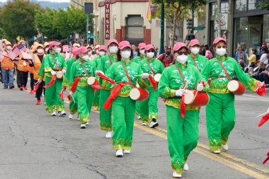 Alameda, CA - 4 Temmuz 2022: Ülkenin en büyük ve en uzun Bağımsızlık Günü geçit törenlerinden biri olan Alameda 4 Temmuz Geçidi katılımcıları.