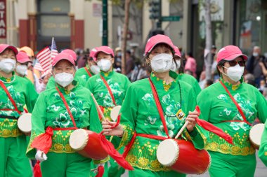 Alameda, CA - 4 Temmuz 2022: Ülkenin en büyük ve en uzun Bağımsızlık Günü geçit törenlerinden biri olan Alameda 4 Temmuz Geçidi katılımcıları.