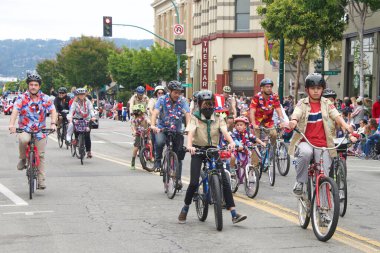Alameda, CA - 4 Temmuz 2022: Ülkenin en büyük ve en uzun Bağımsızlık Günü geçit törenlerinden biri olan Alameda 4 Temmuz Geçidi katılımcıları.
