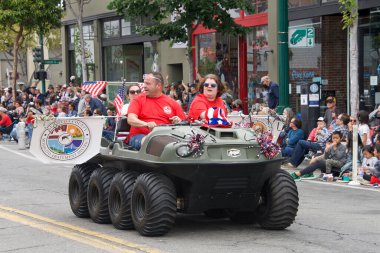 Alameda, CA - 4 Temmuz 2022: Ülkenin en büyük ve en uzun Bağımsızlık Günü geçit törenlerinden biri olan Alameda 4 Temmuz Geçidi katılımcıları.