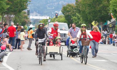 Alameda, CA - 4 Temmuz 2022: Ülkenin en büyük ve en uzun Bağımsızlık Günü geçit törenlerinden biri olan Alameda 4 Temmuz Geçidi katılımcıları.