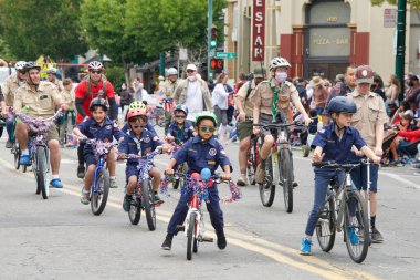 Alameda, CA - 4 Temmuz 2022: Ülkenin en büyük ve en uzun Bağımsızlık Günü geçit törenlerinden biri olan Alameda 4 Temmuz Geçidi katılımcıları.