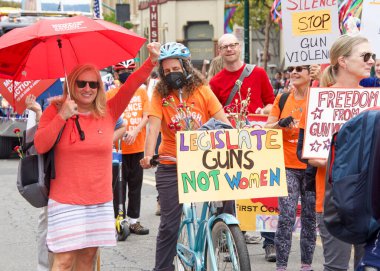 Alameda, CA - 4 Temmuz 2022: Ülkenin en büyük ve en uzun Bağımsızlık Günü geçit törenlerinden biri olan Alameda 4 Temmuz Geçidi katılımcıları.