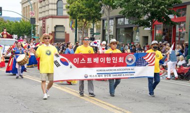 Alameda, CA - 4 Temmuz 2022: Ülkenin en büyük ve en uzun Bağımsızlık Günü geçit törenlerinden biri olan Alameda 4 Temmuz Geçidi katılımcıları.