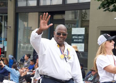 Alameda, CA - 4 Temmuz 2022: Alameda Bölge Savcısı Terry WIley, 4 Temmuz Geçidi 'nde, ülkenin en büyük ve en uzun Bağımsızlık Günü geçit törenlerinden biri..