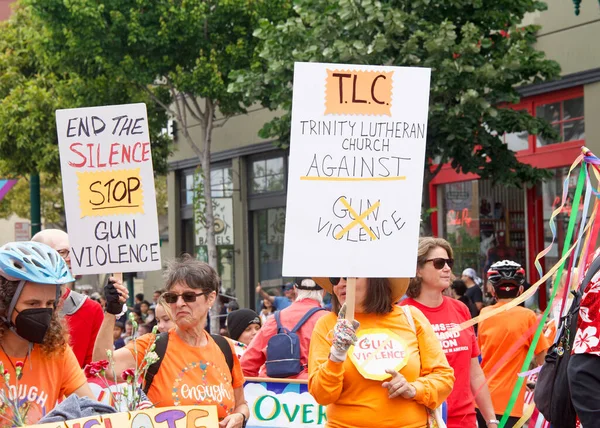 Alameda, CA - 4 Temmuz 2022: Ülkenin en büyük ve en uzun Bağımsızlık Günü geçit törenlerinden biri olan Alameda 4 Temmuz Geçidi katılımcıları.