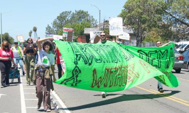 Alameda, CA - 10 Temmuz 2022: SCOTUS 'un Roe' yu devirmesini protesto eden ve kürtaj haklarını kaldıran Gençlik Protestocuları. Belediye binasına miting için yürürken bağırıyor.