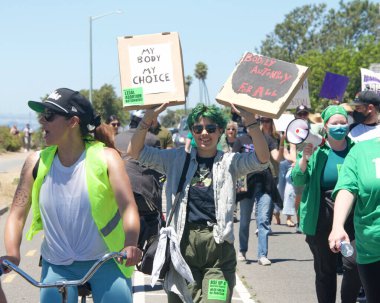 Alameda, CA - 10 Temmuz 2022: SCOTUS 'un Roe' yu devirmesini protesto eden ve kürtaj haklarını kaldıran Gençlik Protestocuları. Belediye binasına miting için yürürken bağırıyor.