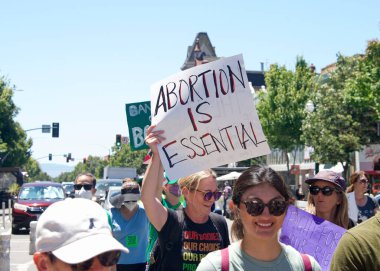 Alameda, CA - 10 Temmuz 2022: SCOTUS 'un Roe' yu devirmesini protesto eden ve kürtaj haklarını kaldıran Gençlik Protestocuları. Park Caddesi 'nden Belediye Binası' na yürüyüş yaparken bağırıyor.