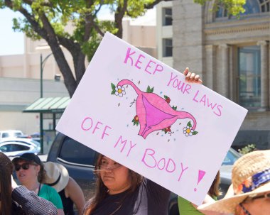 Alameda, CA - 10 Temmuz 2022: Belediyedeki Gençlik Yürüyüşüne katılanlar ellerinde SCOTUS 'un Roe' yu devirmesini protesto eden ve kürtaj haklarını kaldıran pankartlar tutuyorlar.