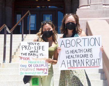 Alameda, CA - 10 Temmuz 2022: Belediyedeki Gençlik Yürüyüşüne katılanlar ellerinde SCOTUS 'un Roe' yu devirmesini protesto eden ve kürtaj haklarını kaldıran pankartlar tutuyorlar.