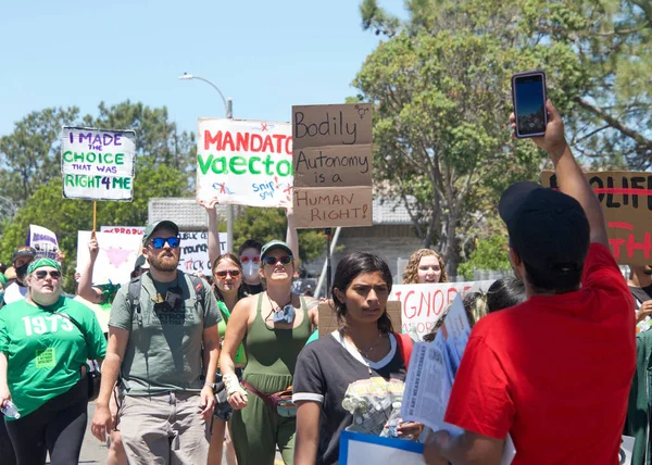 Alameda, CA - 10 Temmuz 2022: SCOTUS 'un Roe' yu devirmesini protesto eden ve kürtaj haklarını kaldıran Gençlik Protestocuları. Belediye binasına miting için yürürken bağırıyor.