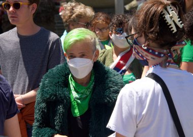 San Francisco, CA - 17 Temmuz 2022: Kürtaj Hakları Protesto Yürüyüşü 'nün tanımlanamayan katılımcıları, Kürtaj Hakları Eylemi' nin tanıtımını yapan konuşmacı.