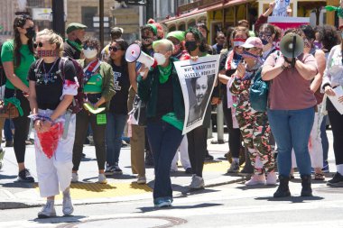 San Francisco, CA - 17 Temmuz 2022: Kürtaj Hakları Protesto Yürüyüşü 'nün tanımlanamayan katılımcıları, Kürtaj Hakları Eylemi' nin tanıtımını yapan konuşmacı.