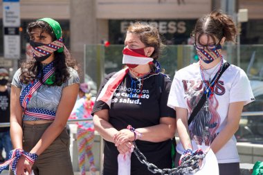 San Francisco, CA - 17 Temmuz 2022: Kürtaj Hakları Protesto Yürüyüşü 'nün tanımlanamayan katılımcıları, Kürtaj Hakları Eylemi' nin tanıtımını yapan konuşmacı.