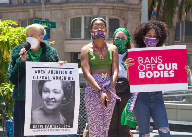 San Francisco, CA - 17 Temmuz 2022: Kürtaj Hakları Protesto Yürüyüşü 'nün tanımlanamayan katılımcıları, Kürtaj Hakları Eylemi' nin tanıtımını yapan konuşmacı.