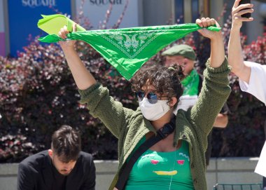 San Francisco, CA - 17 Temmuz 2022: Kürtaj Hakları Protesto Yürüyüşü 'nün tanımlanamayan katılımcıları, Kürtaj Hakları Eylemi' nin tanıtımını yapan konuşmacı.