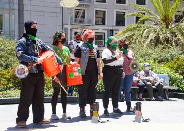 San Francisco, CA - 17 Temmuz 2022: Kürtaj Hakları Protesto Yürüyüşü 'nün tanımlanamayan katılımcıları, Kürtaj Hakları Eylemi' nin tanıtımını yapan konuşmacı.