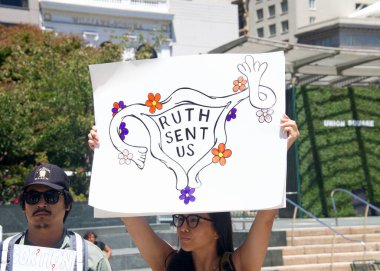 San Francisco, CA - 17 Temmuz 2022: Kürtaj Hakları Protesto Yürüyüşü 'nün tanımlanamayan katılımcıları, Kürtaj Hakları Eylemi' nin tanıtımını yapan konuşmacı.