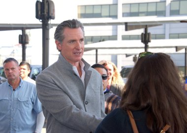 Vallejo, CA - 16 Eylül 2022: California Valisi Gavin Newsom İklim Bağlılığı basın toplantısına katılanlarla konuşuyor
