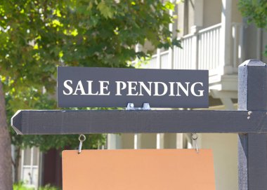 California Home 'un önündeki indirimli tabelayı kapat. Konut krizi, satılık evler