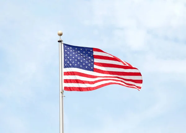 Amerykańska Flaga Srebrnym Metalowym Słupie Flagowym Wiejącym Wietrze Niebieskie Zachmurzone — Zdjęcie stockowe