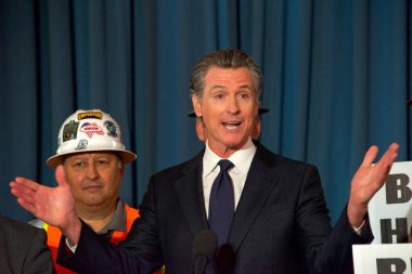 San Francisco, CA - 28 Eylül 2022: Vali Gavin Newsom, CA 'daki konut onaylama sürecini düzene sokacak ve binlerce iyi maaşlı iş yaratacak yasayı imzalamadan önce konuşuyor.