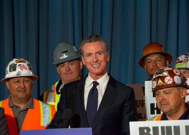 San Francisco, CA - 28 Eylül 2022: Vali Gavin Newsom, CA 'daki konut onaylama sürecini düzene sokacak ve binlerce iyi maaşlı iş yaratacak yasayı imzalamadan önce konuşuyor.